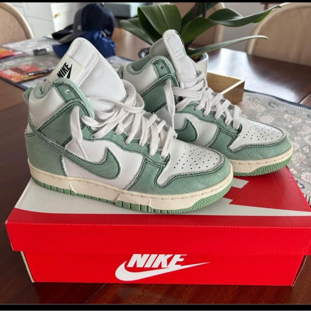 Nike women’s dunk high